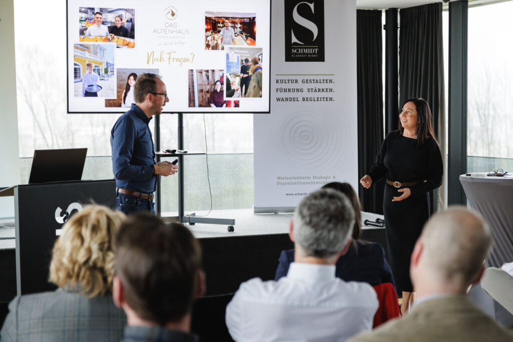 Live-Gespräch beim New Work Forum 2025 zwischen zwei Speaker:innen vor Publikum mit Fokus auf Führung, Kultur und Wandel