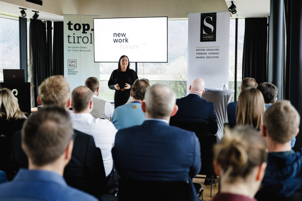Vortrag beim New Work Forum 2025 vor interessiertem Publikum in moderner Eventlocation