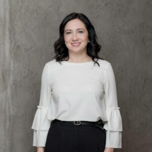 Porträt einer Businessfrau mit Fokus auf das Thema Unternehmenskultur entwickeln vor neutralem Hintergrund