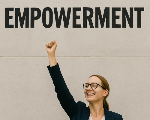 Lächelnde Frau im Business-Outfit hebt triumphierend die Faust unter dem Schriftzug „EMPOWERMENT“ – Symbol für Selbstwirksamkeit und moderne Führung.