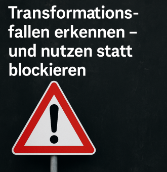 Warnschild mit Ausrufezeichen vor dunklem Hintergrund – Symbol für Transformationsfallen erkennen und nutzen