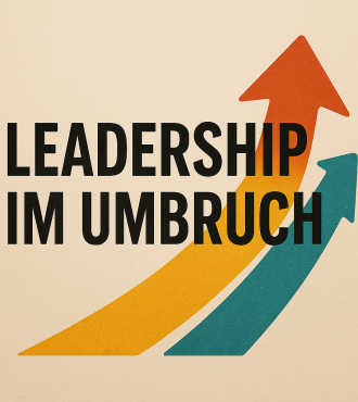 Leadership im Umbruch – Schriftzug mit drei farbigen Aufwärtspfeilen auf hellem Hintergrund als Symbol für Wandel, Entwicklung und neue Führungskultur.